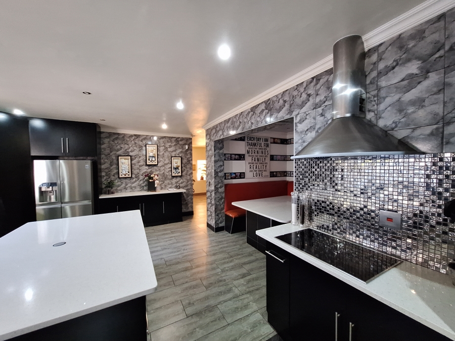 5 Bedroom Property for Sale in Protea Park North West